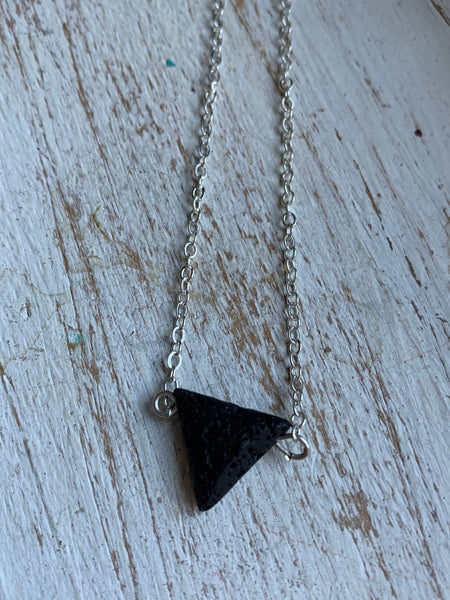 Collier breloque pierre de lave triangulaire noire bijoux diffuseur diffusion Comme un ange