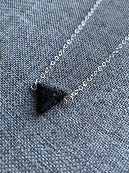 Collier breloque pierre de lave triangulaire noire bijoux diffuseur diffusion Comme un ange
