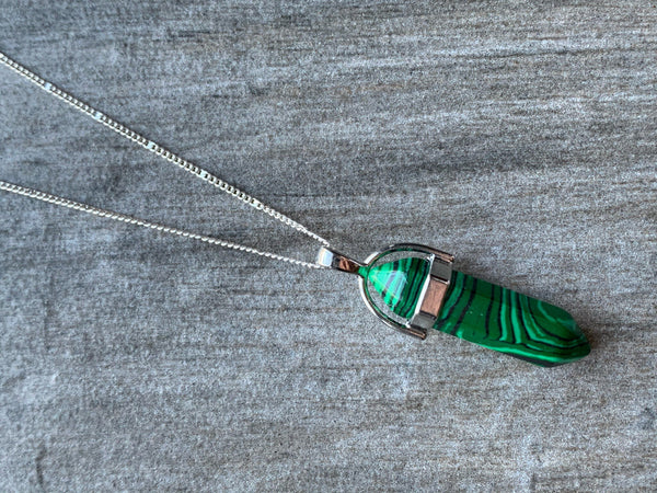 Collier breloque alliage de métaux argent et pierre verte marbrée pendule pendulum mystique Comme un ange