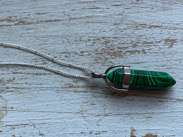 Collier breloque alliage de métaux argent et pierre verte marbrée pendule pendulum mystique Comme un ange
