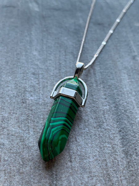 Collier breloque alliage de métaux argent et pierre verte marbrée pendule pendulum mystique Comme un ange