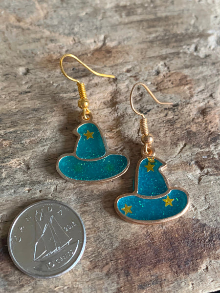 Boucles d’oreilles breloque chapeau de sorcière turquoise et alliage de métaux or Comme un ange