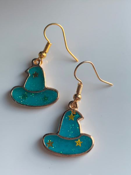 Boucles d’oreilles breloque chapeau de sorcière turquoise et alliage de métaux or Comme un ange