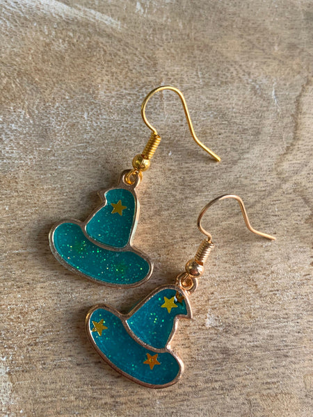 Boucles d’oreilles breloque chapeau de sorcière turquoise et alliage de métaux or Comme un ange