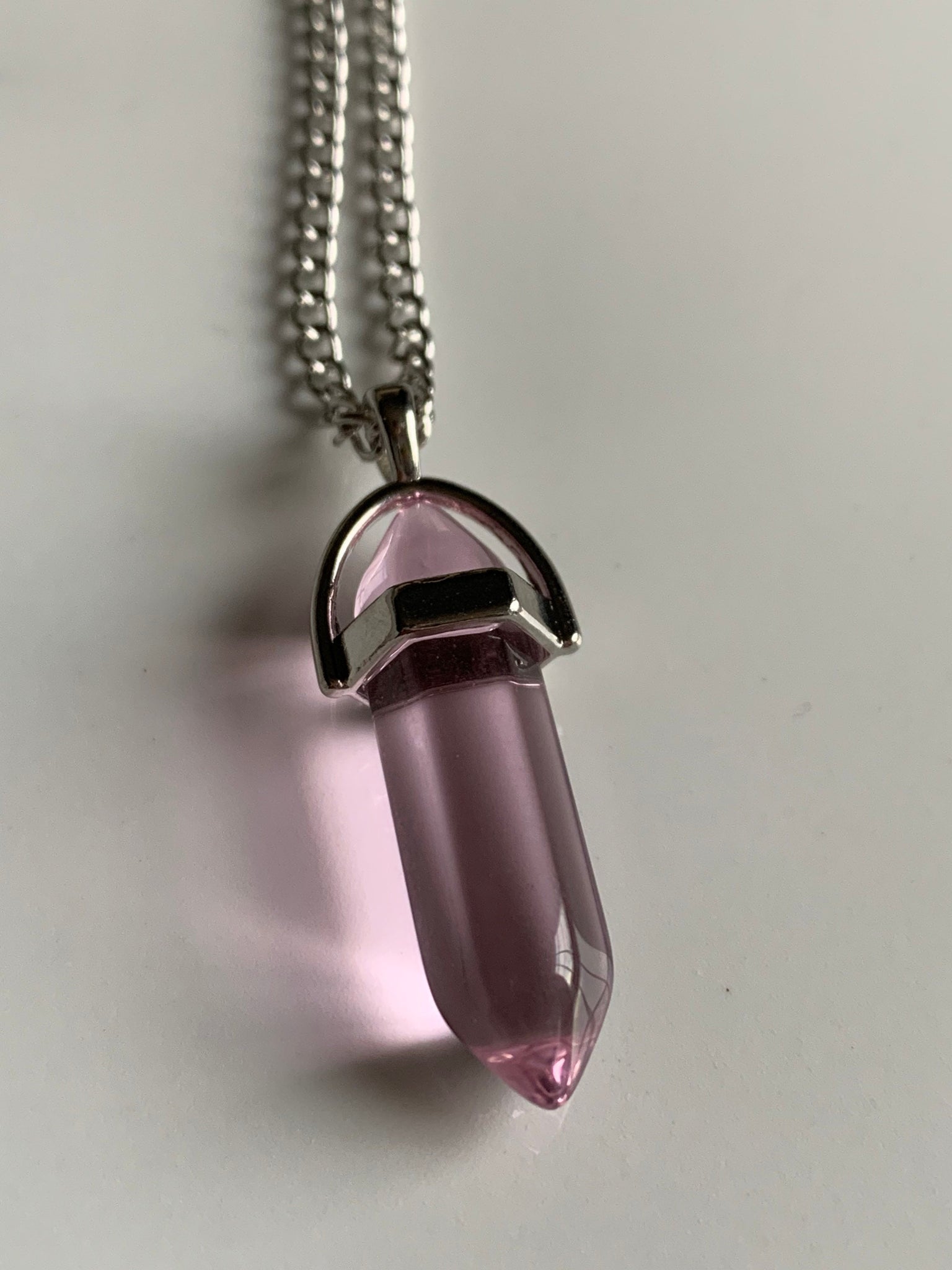 Collier breloque alliage de métaux argent pierre rose transparente pendule pendulum mystique Comme un ange