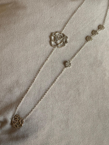 Collier breloque fleurs argent et perle blanche chic