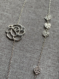 Collier breloque fleurs argent et perle blanche chic Comme un ange