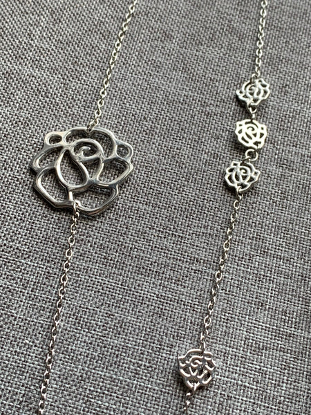 Collier breloque fleurs argent et perle blanche chic