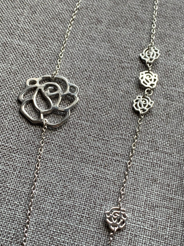 Collier breloque fleurs argent et perle blanche chic