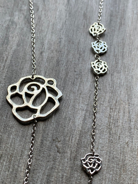 Collier breloque fleurs argent et perle blanche chic Comme un ange