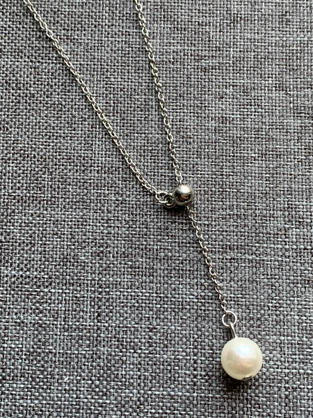 Collier breloque fleurs argent et perle blanche chic Comme un ange