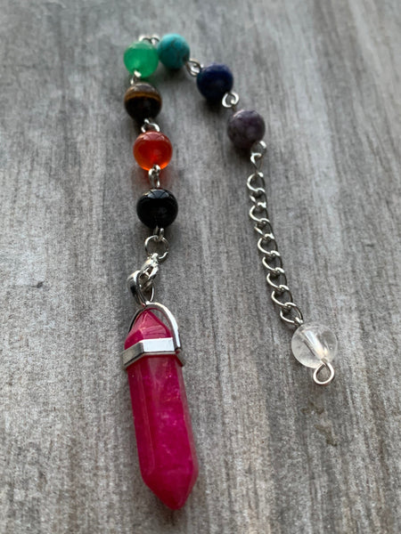 pierre rose magenta sur chaîne alliage de métaux argent et billes de verre chackras arc-en-ciel pendulum mystique Comme un ange