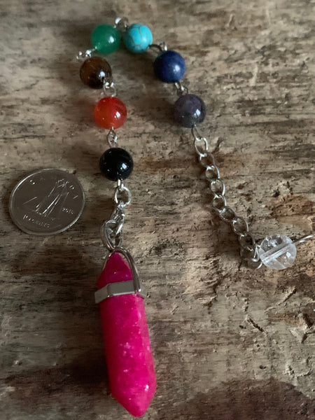 pierre rose magenta sur chaîne alliage de métaux argent et billes de verre chackras arc-en-ciel pendulum mystique Comme un ange