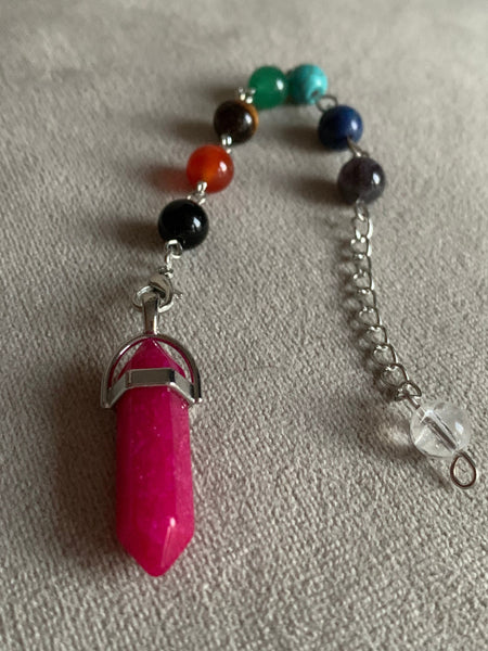 pierre rose magenta sur chaîne alliage de métaux argent et billes de verre chackras arc-en-ciel pendulum mystique Comme un ange