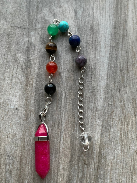pierre rose magenta sur chaîne alliage de métaux argent et billes de verre chackras arc-en-ciel pendulum mystique Comme un ange