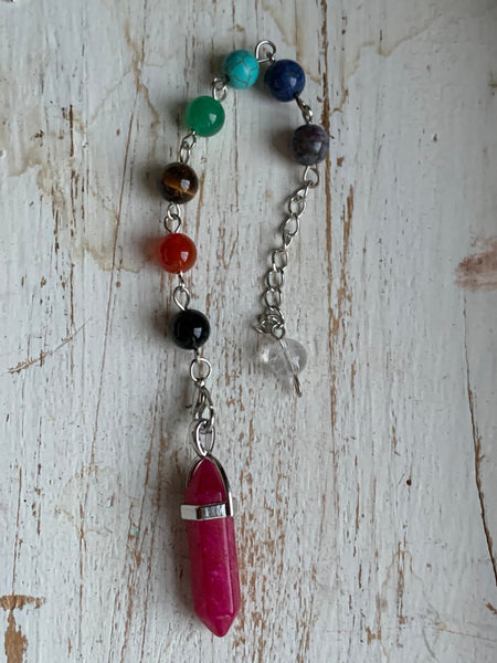 pierre rose magenta sur chaîne alliage de métaux argent et billes de verre chackras arc-en-ciel pendulum mystique Comme un ange