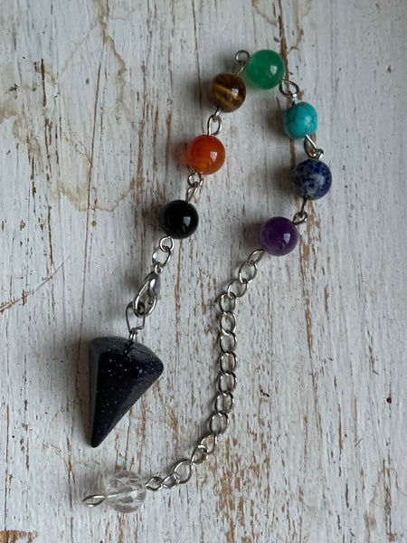 pierre noire brillante sur chaîne argent et billes de verre chackras arc-en-ciel pendulum mystique Comme un ange