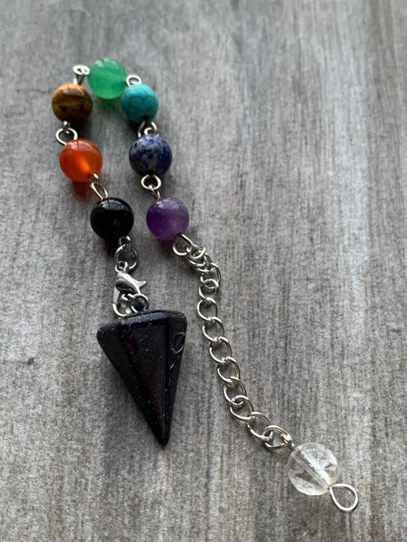 pierre noire brillante sur chaîne argent et billes de verre chackras arc-en-ciel pendulum mystique Comme un ange