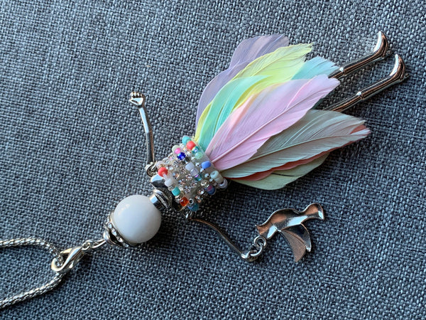 Collier breloque mademoiselle coloré alliage de métaux Comme un ange