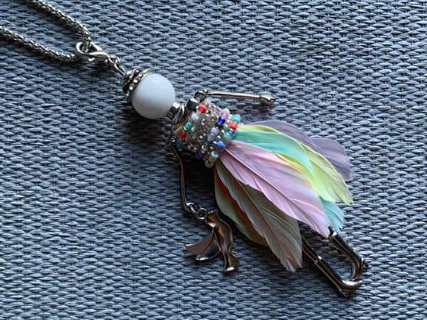 Collier breloque mademoiselle coloré alliage de métaux Comme un ange