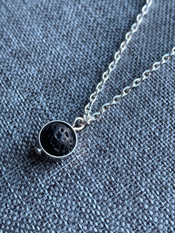 Collier breloque cercle ton argent pierre de lave noire bijoux diffuseur