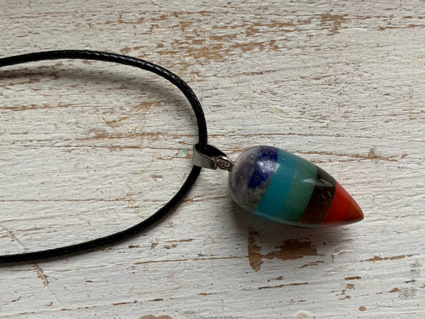 bijoux Collier pendule breloque pierre chakras arc-en-ciel pendulum mystique reiki sur corde de cuir noir Comme un ange