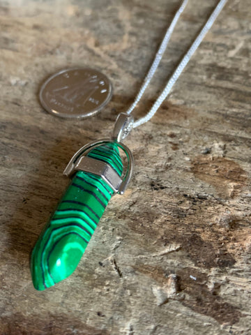 Collier breloque alliage de métaux argent et pierre verte marbrée pendule pendulum mystique Comme un ange