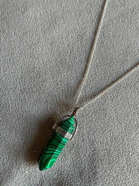 Collier breloque alliage de métaux argent et pierre verte marbrée pendule pendulum mystique Comme un ange