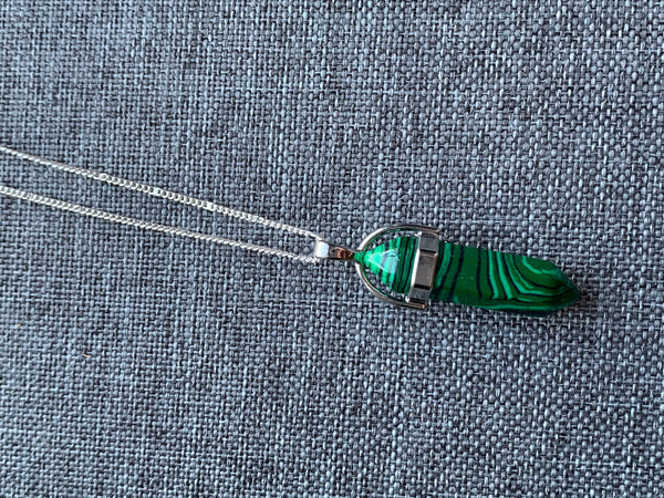 Collier breloque alliage de métaux argent et pierre verte marbrée pendule pendulum mystique Comme un ange