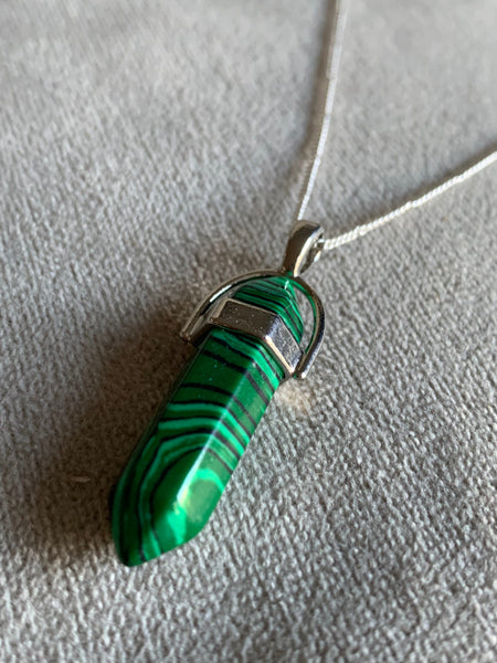 Collier breloque alliage de métaux argent et pierre verte marbrée pendule pendulum mystique Comme un ange