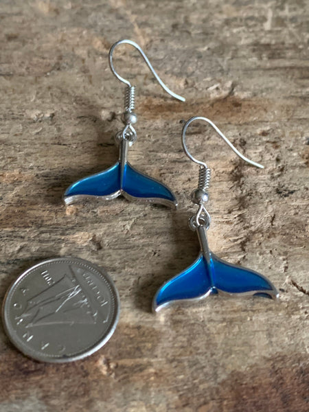 Boucles d’oreilles breloque argent et bleue queue de baleine Comme un ange