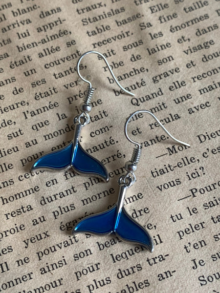 Boucles d’oreilles breloque argent et bleue queue de baleine Comme un ange