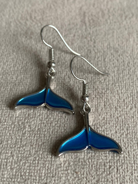 Boucles d’oreilles breloque argent et bleue queue de baleine Comme un ange