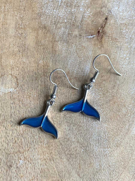 Boucles d’oreilles breloque argent et bleue queue de baleine Comme un ange