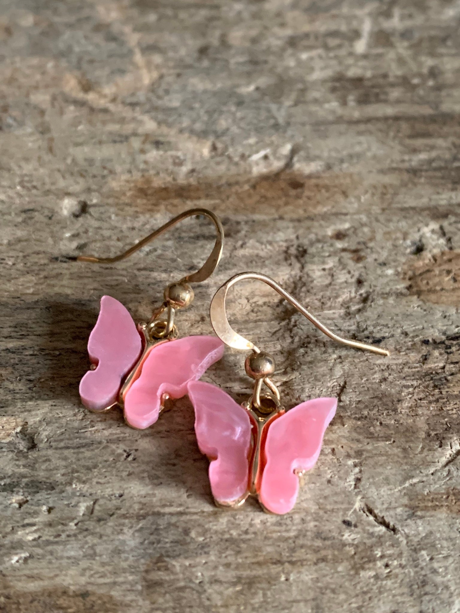 Boucles d’oreilles breloque papillon rose et or Comme un ange
