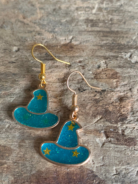 Boucles d’oreilles breloque chapeau de sorcière turquoise et alliage de métaux or Comme un ange