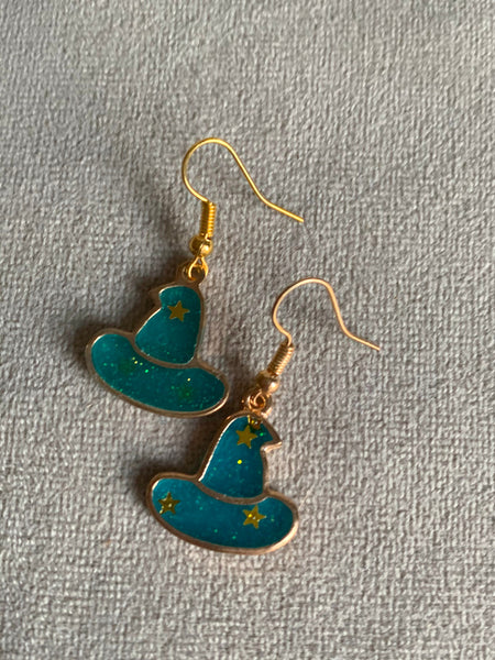 Boucles d’oreilles breloque chapeau de sorcière turquoise et alliage de métaux or Comme un ange