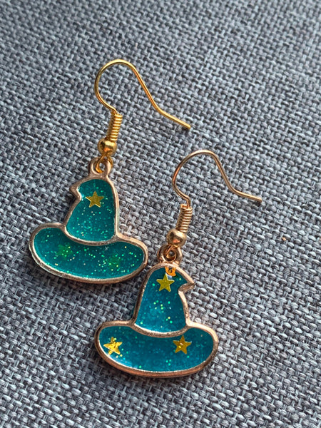 Boucles d’oreilles breloque chapeau de sorcière turquoise et alliage de métaux or Comme un ange