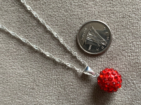 Collier breloque boule rouge sur chaîne argent Comme un ange