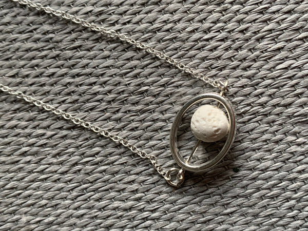 Collier breloque ovale pierre de lave blanche bijoux diffuseur aromathérapie