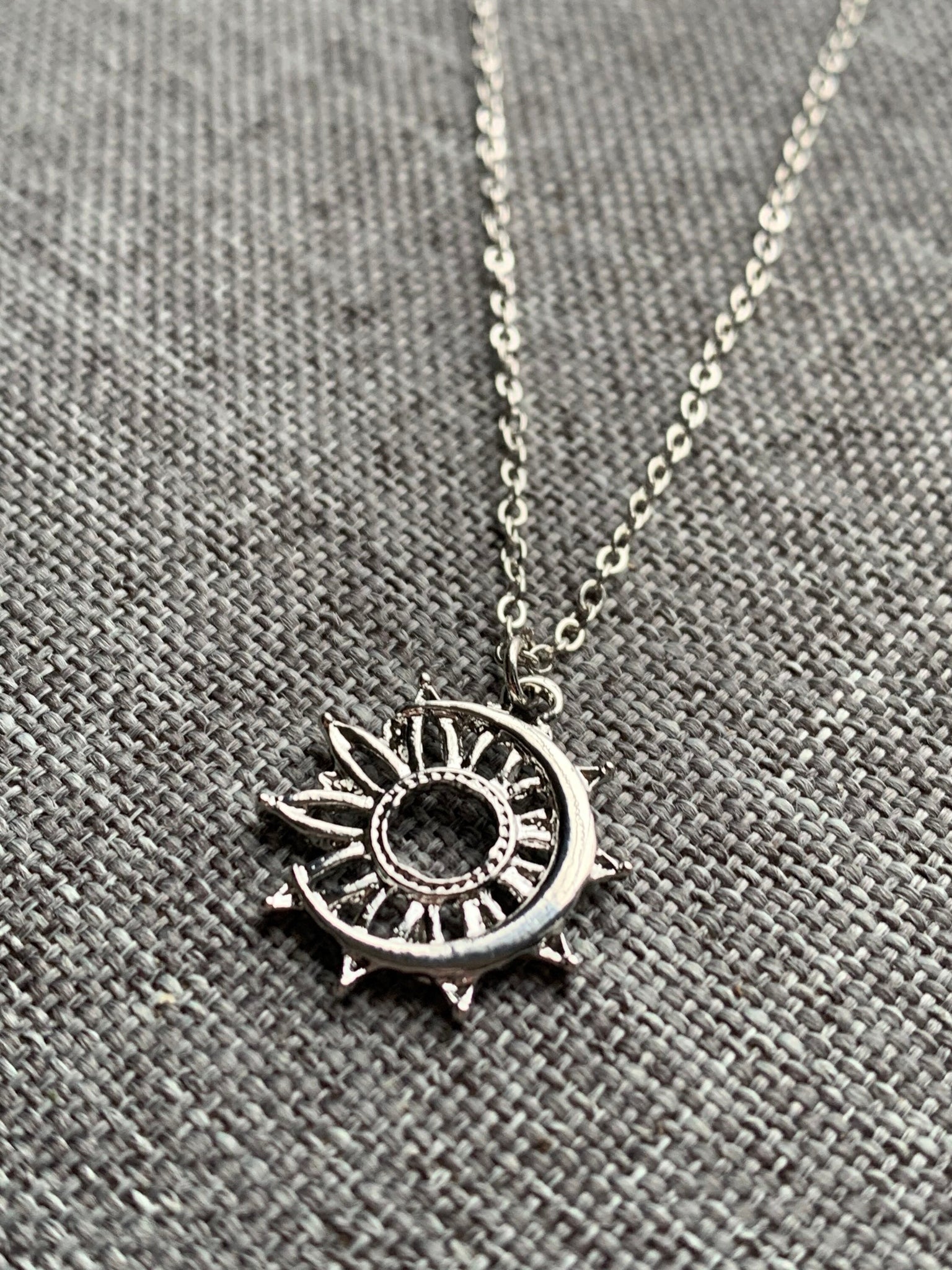 Collier breloque soleil et lune argent sur chaîne alliage de métaux argent Comme un ange