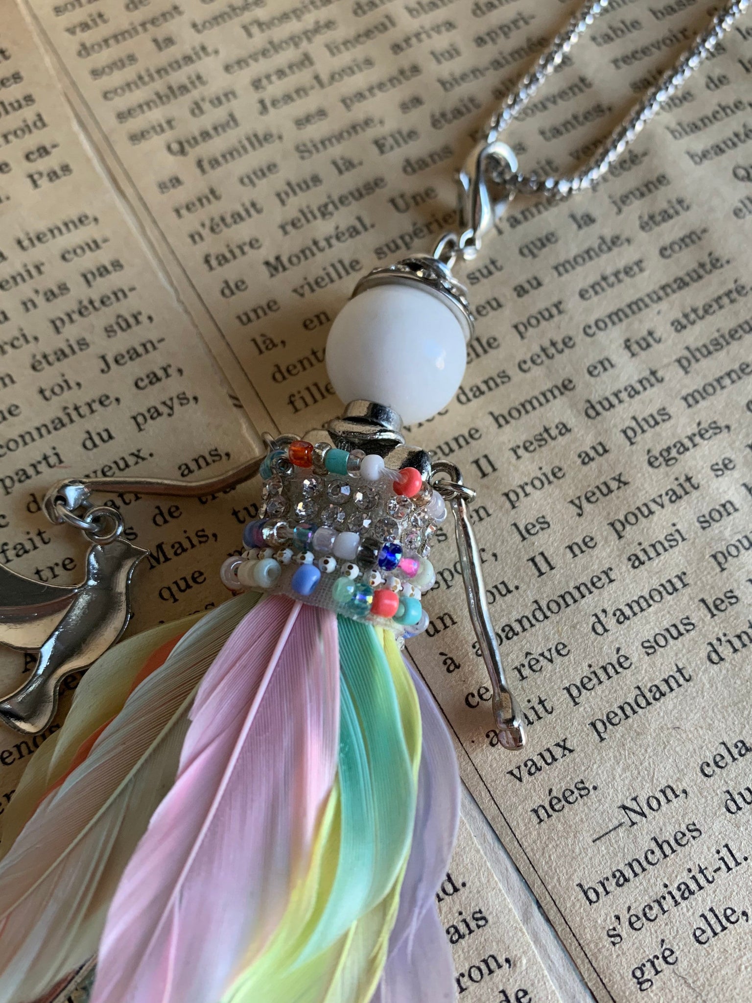 Collier breloque mademoiselle coloré alliage de métaux Comme un ange