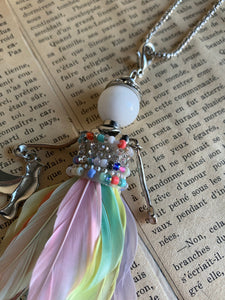 Collier breloque mademoiselle coloré alliage de métaux Comme un ange