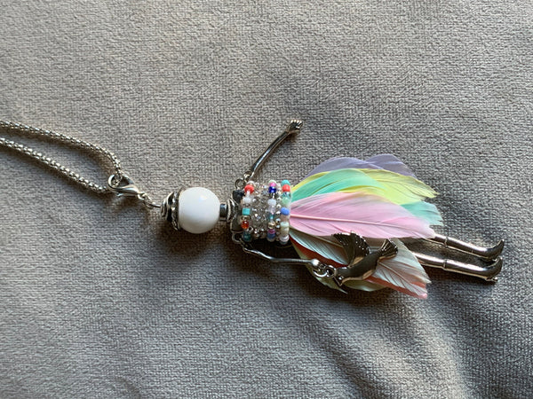 Collier breloque mademoiselle coloré alliage de métaux Comme un ange
