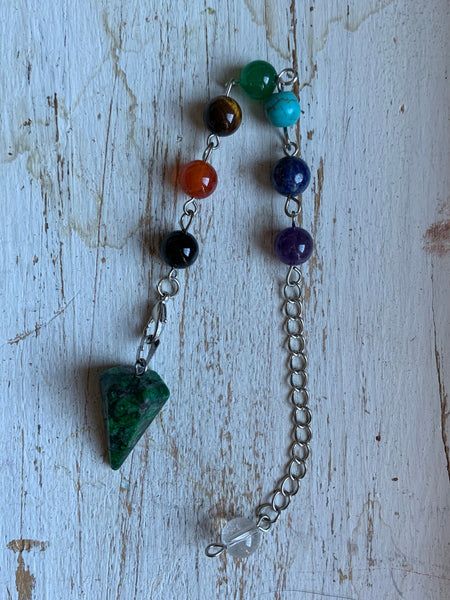 Pendule pierre verte alliage de métaux argent sur chaîne argent et billes de verre chackras arc-en-ciel pendulum mystique Comme un ange