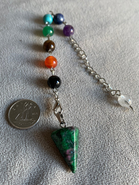 Pendule pierre verte alliage de métaux argent sur chaîne argent et billes de verre chackras arc-en-ciel pendulum mystique Comme un ange