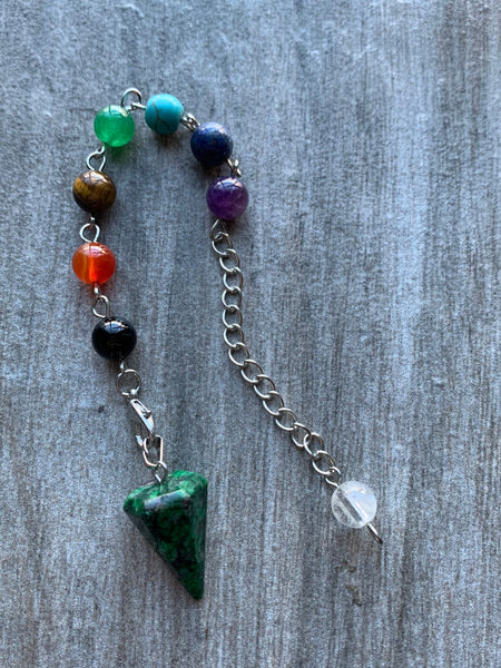 Pendule pierre verte alliage de métaux argent sur chaîne argent et billes de verre chackras arc-en-ciel pendulum mystique Comme un ange