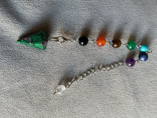 Pendule pierre verte alliage de métaux argent sur chaîne argent et billes de verre chackras arc-en-ciel pendulum mystique Comme un ange