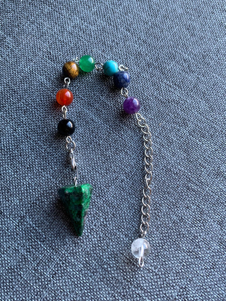 Pendule pierre verte alliage de métaux argent sur chaîne argent et billes de verre chackras arc-en-ciel pendulum mystique Comme un ange