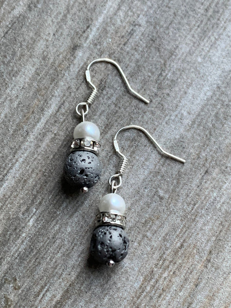 Boucles d’oreilles perle blanche pierre de lave grise bijoux diffuseur aromathérapie chic Comme un ange